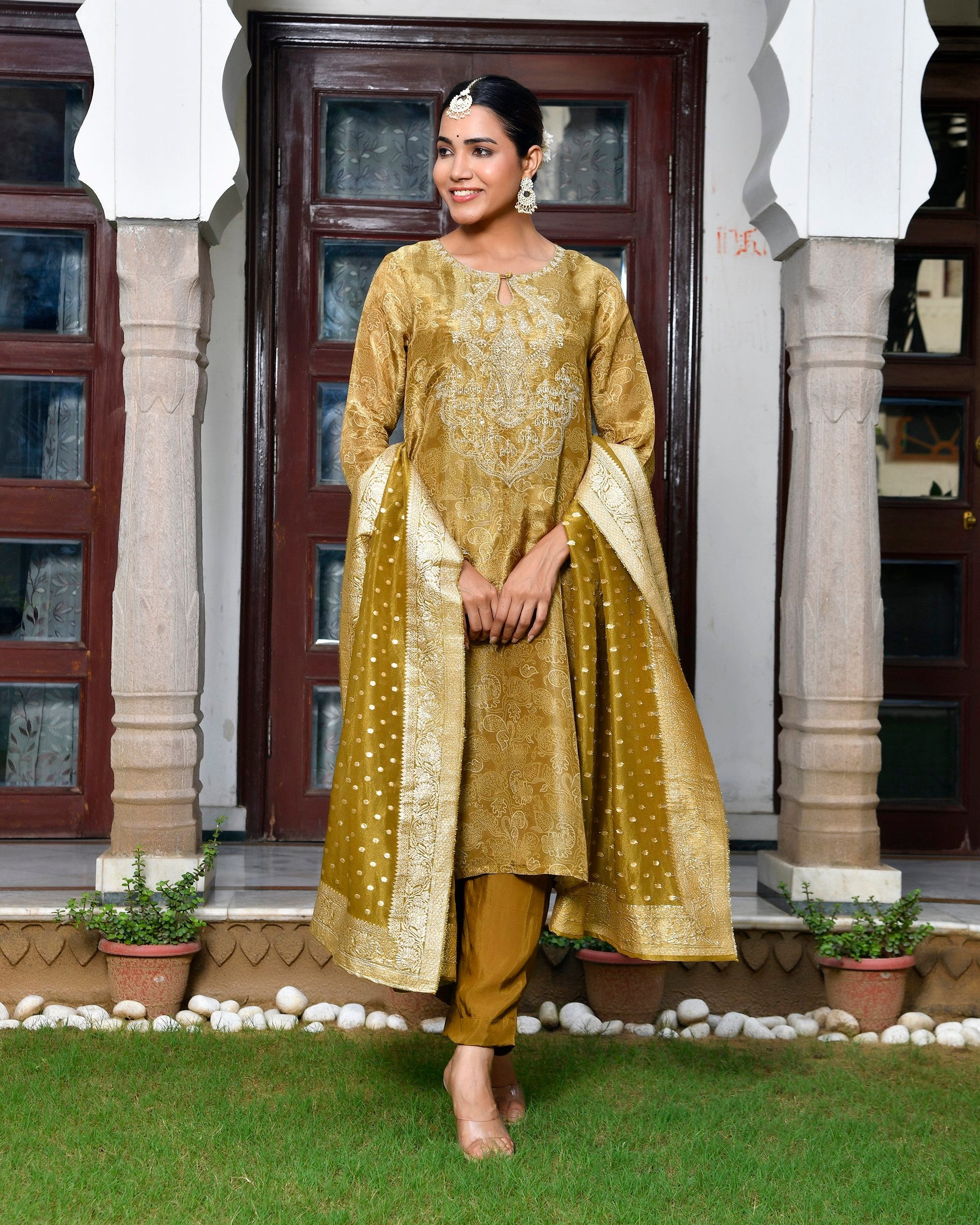 Women Digital Printed Tissue suit set with solid pant & brocade dupatta