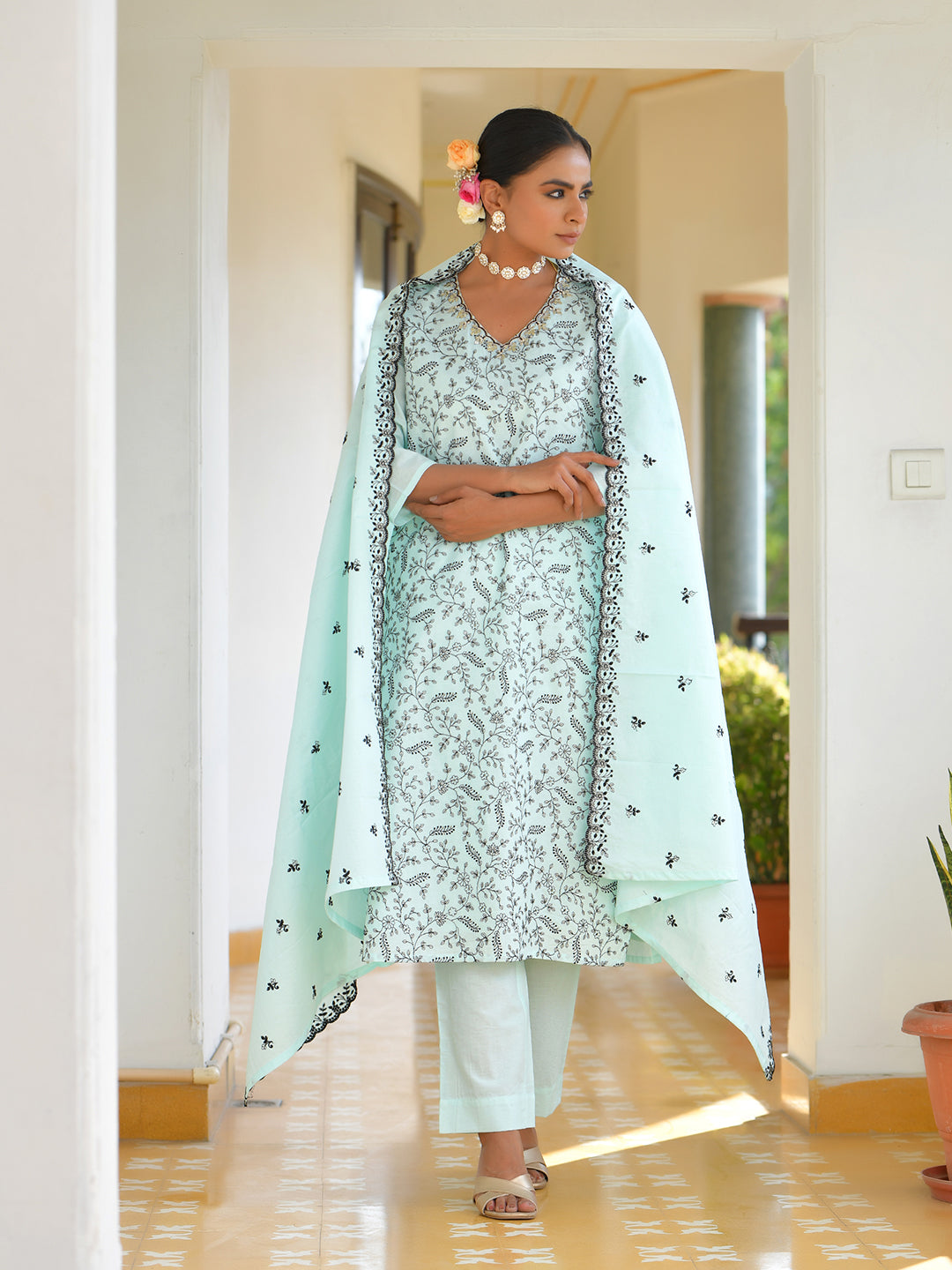 Women Cotton Solid Embroidered Suit Set