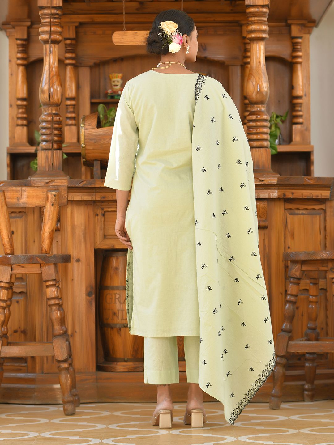 Women Cotton Solid Embroidered Suit Set