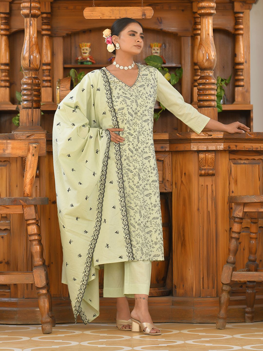 Women Cotton Solid Embroidered Suit Set