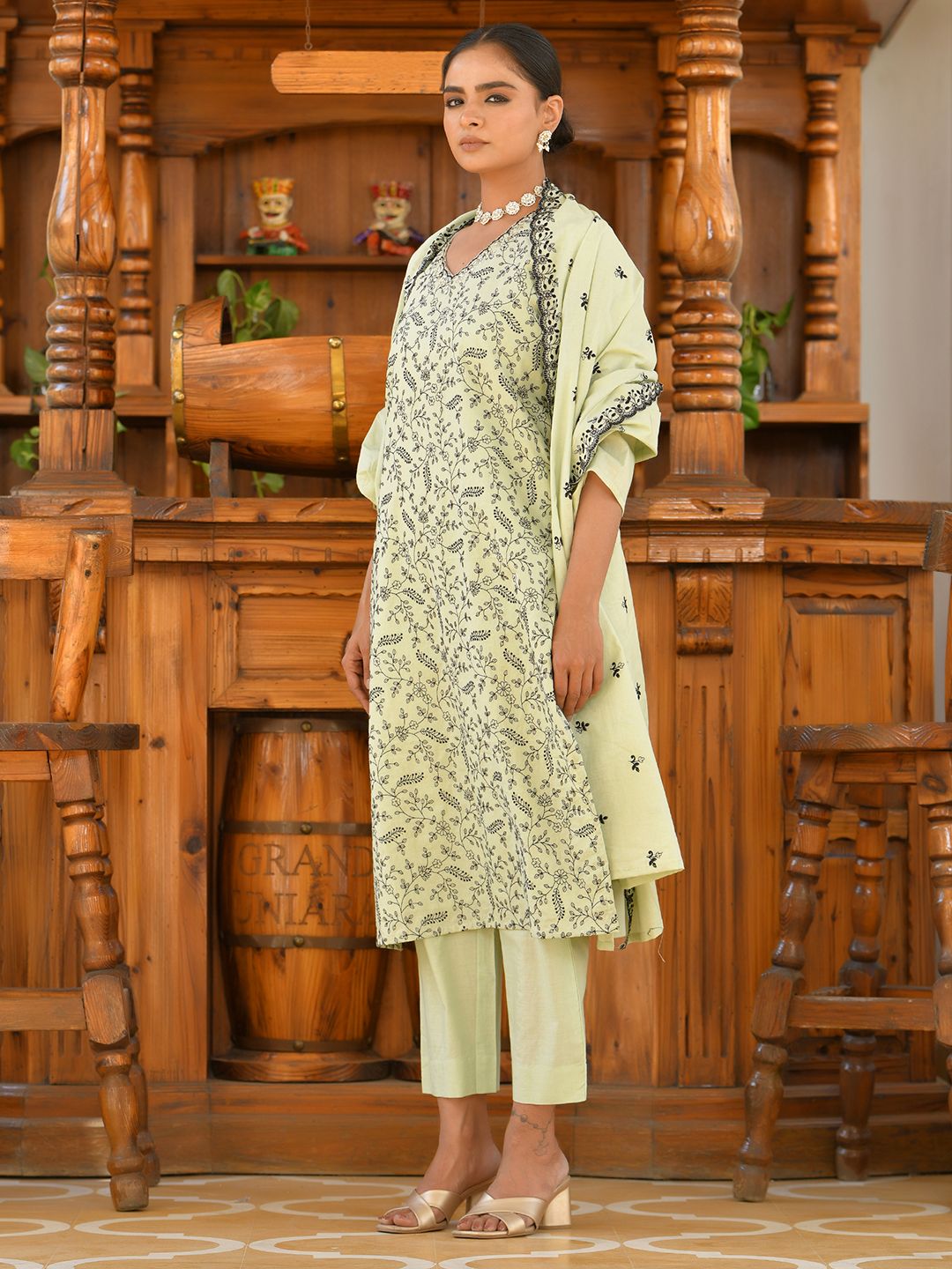 Women Cotton Solid Embroidered Suit Set