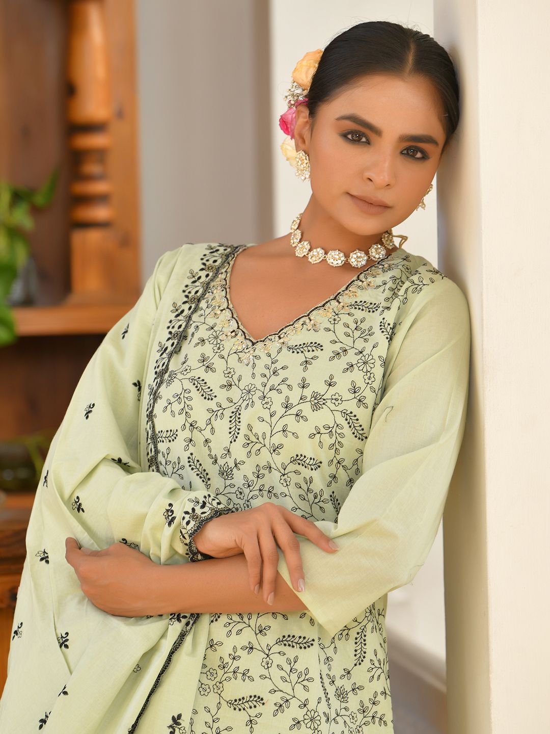 Women Cotton Solid Embroidered Suit Set