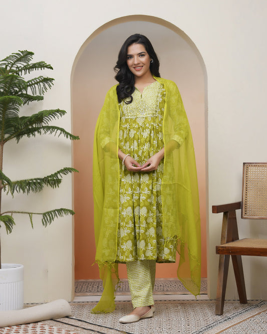 Women green Cotton kurta with cotton pant & dupatta