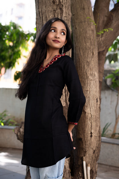 Pataka Embroidered Neckline Kurta – Black